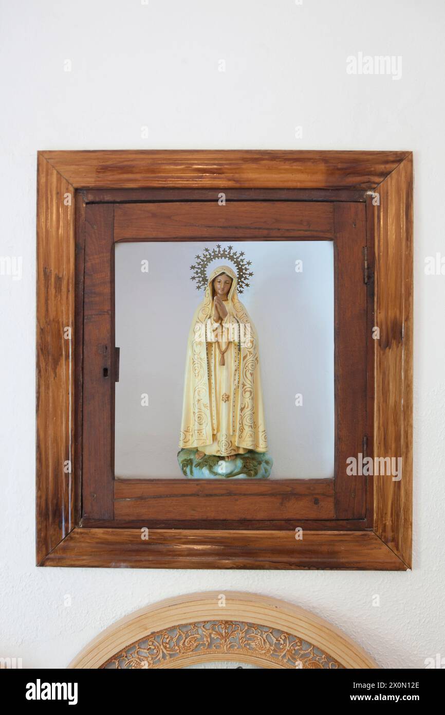Losar de la Vera, Spanien - 8. August 2022: Nische mit dem Bild der Jungfrau von Fatima am Kopfende. Diese Wanderkapellen werden von mehreren geteilt Stockfoto