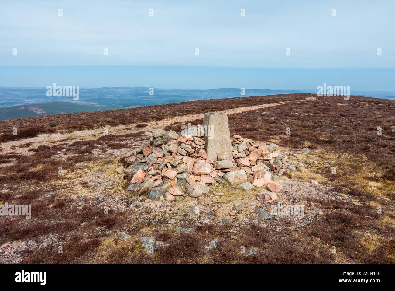 Der Trigpunkt auf dem Gipfel des Peter Hill bei Finzean, Aberdeenshire, Schottland Stockfoto