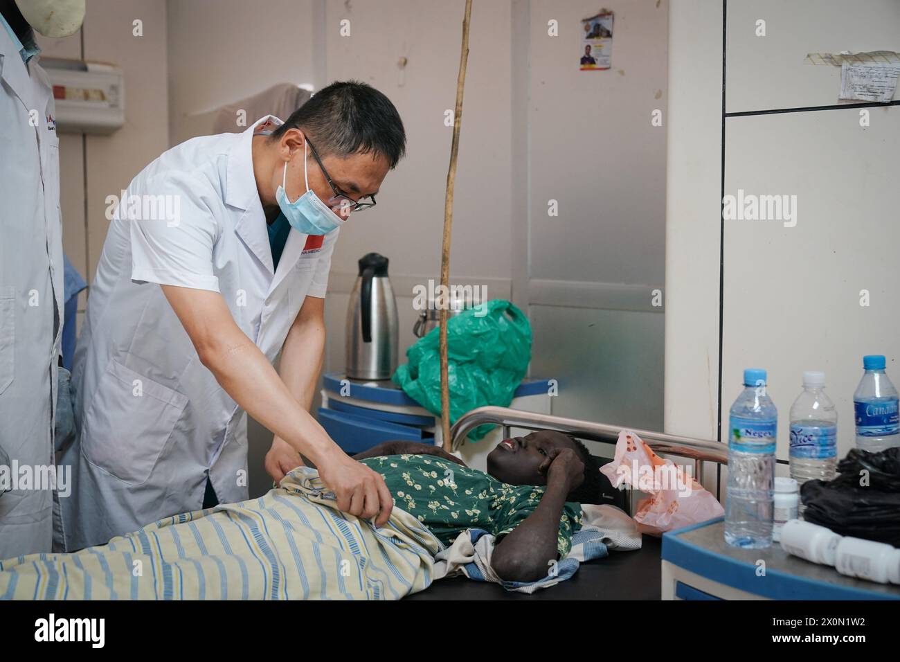 (240413) -- JUBA, 13. April 2024 (Xinhua) -- Chen Si, Leiter des 11. Batches des chinesischen medizinischen Teams im Südsudan, versorgt am 11. April 2024 einen Patienten im Juba Teaching Hospital in Juba, Südsudan. Die 11. Charge des chinesischen medizinischen Teams in Südsudan bietet seit September 2023 medizinische Dienstleistungen im Juba Teaching Hospital an. Anfang April 2024 hatte das medizinische Team 6.873 ambulante und Notfalldienste zur Verfügung gestellt, 82 Operationen durchgeführt, sechs kostenlose Behandlungsveranstaltungen organisiert und über 1.100 örtliche medizinische Mitarbeiter professionell ausgebildet. (Xinhua/Han Xu) Stockfoto