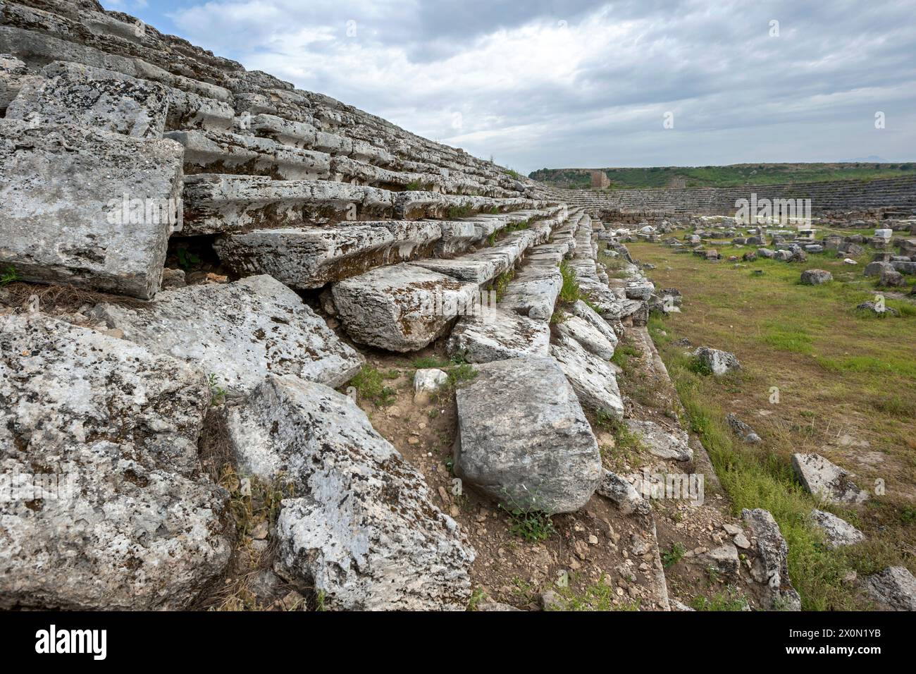 Reihen aus gemeißelten Steinen in den Ruinen des antiken Stadions von Perge in Turkiye. Es stammt aus dem 2. Jahrhundert n. Chr Stockfoto