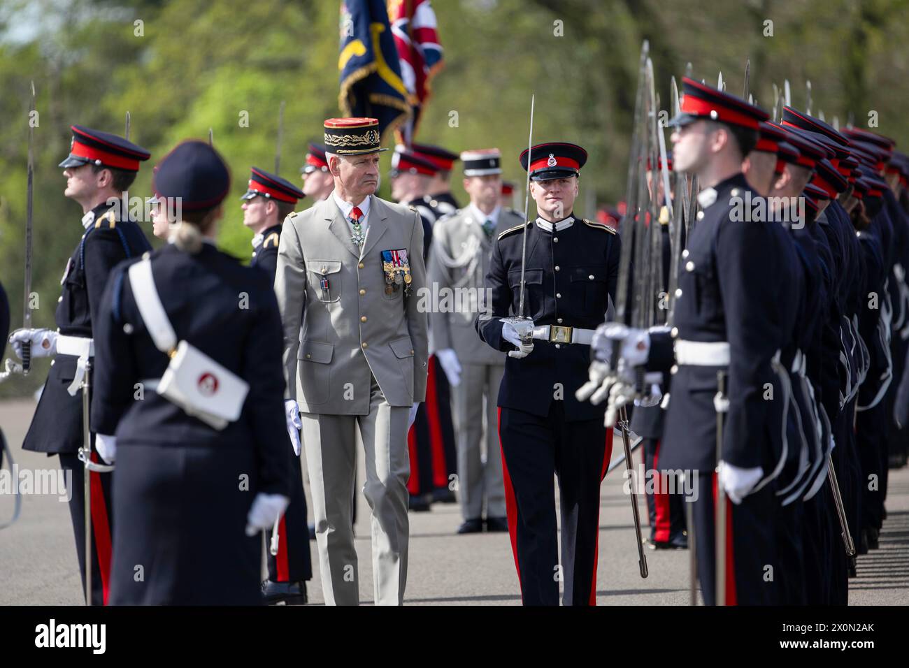 135 Offizierskadetten werden als Offiziersoffiziere an der Royal Military Academy Sandhurst’s Sovereign’s Parade, die am Freitag, den 12. April 2024 stattfindet, in Dienst gestellt. Die Parade ist der Abschluss eines 44-wöchigen intensiven Trainings für die Offizierskadetten des Kommissionierkurses 232, die alle ab Mitternacht am Tag der Parade offiziell die Königskommission abhalten werden. Darüber hinaus gibt es 26 internationale Kadetten aus 19 Ländern, darunter die erste weibliche Offizierskadett, die jemals an der Akademie aus Nigeria beauftragt wird. In diesem Jahr, im 120. Jahr der Unterzeichnung der Ang Stockfoto