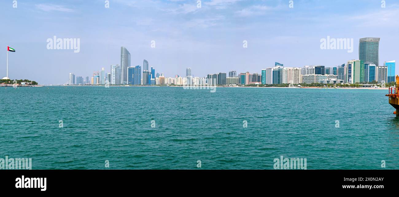 Panoramablick auf Abu Dhabi Stadt mit Meer, Wolkenkratzer von der Uferpromenade Corniche in den Vereinigten Arabischen Emiraten Stockfoto