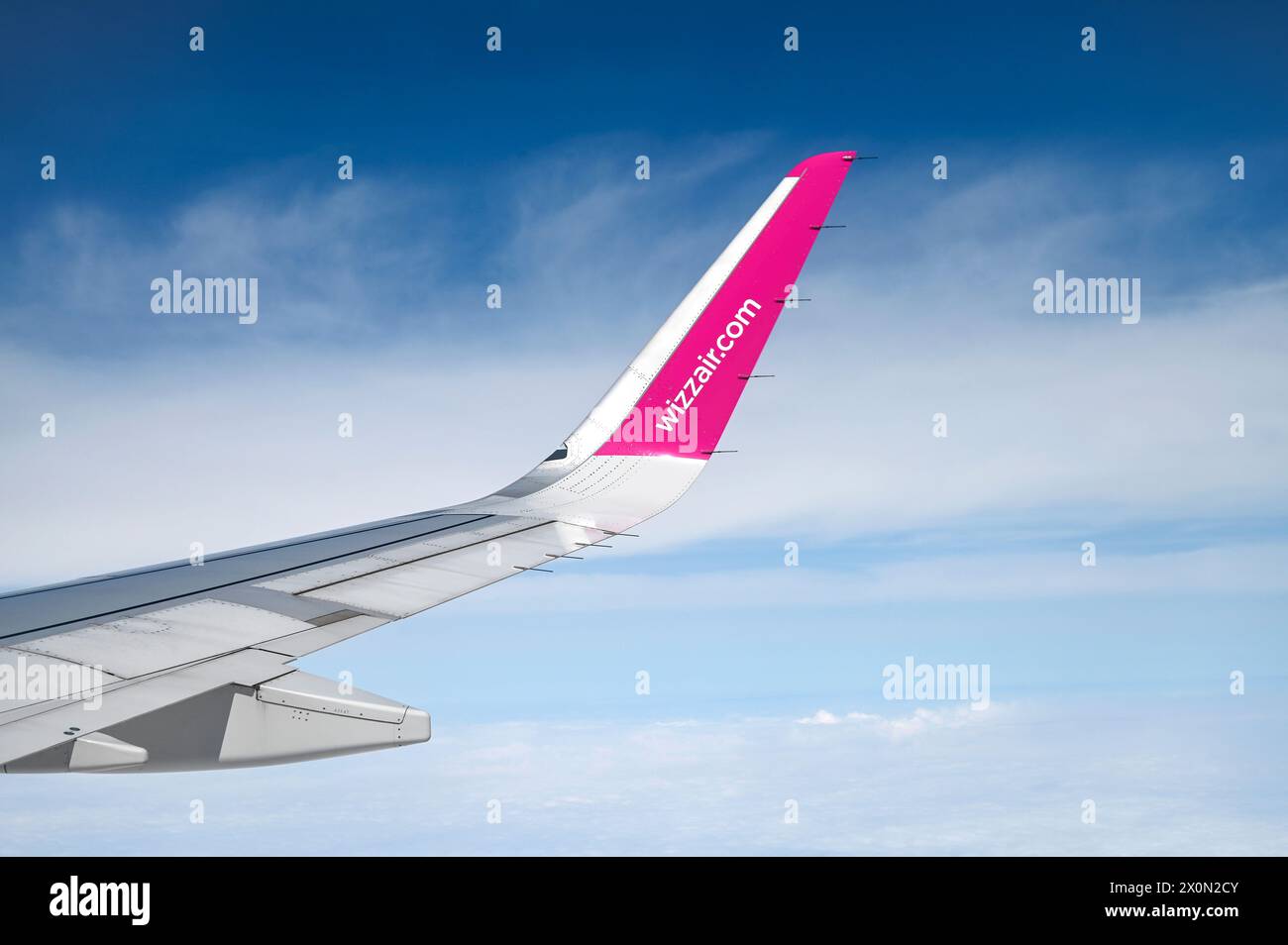DUBAI - 28. März: Winglet des Airbus A321 mit dem Logo der Wizz Air Airline in Dubai am 28. März. 2024 in den VAE Stockfoto