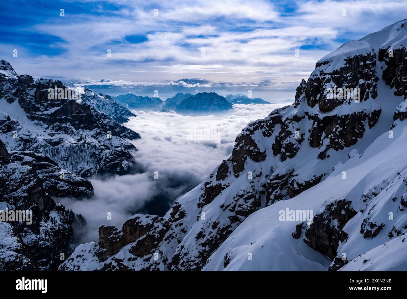 Aus der Vogelperspektive auf das Auronzo-Tal und die schneebedeckte alpine Dolomitenlandschaft im Winter, vom Rifugio Auronzo im Naturpark Tre Cime aus gesehen. Stockfoto