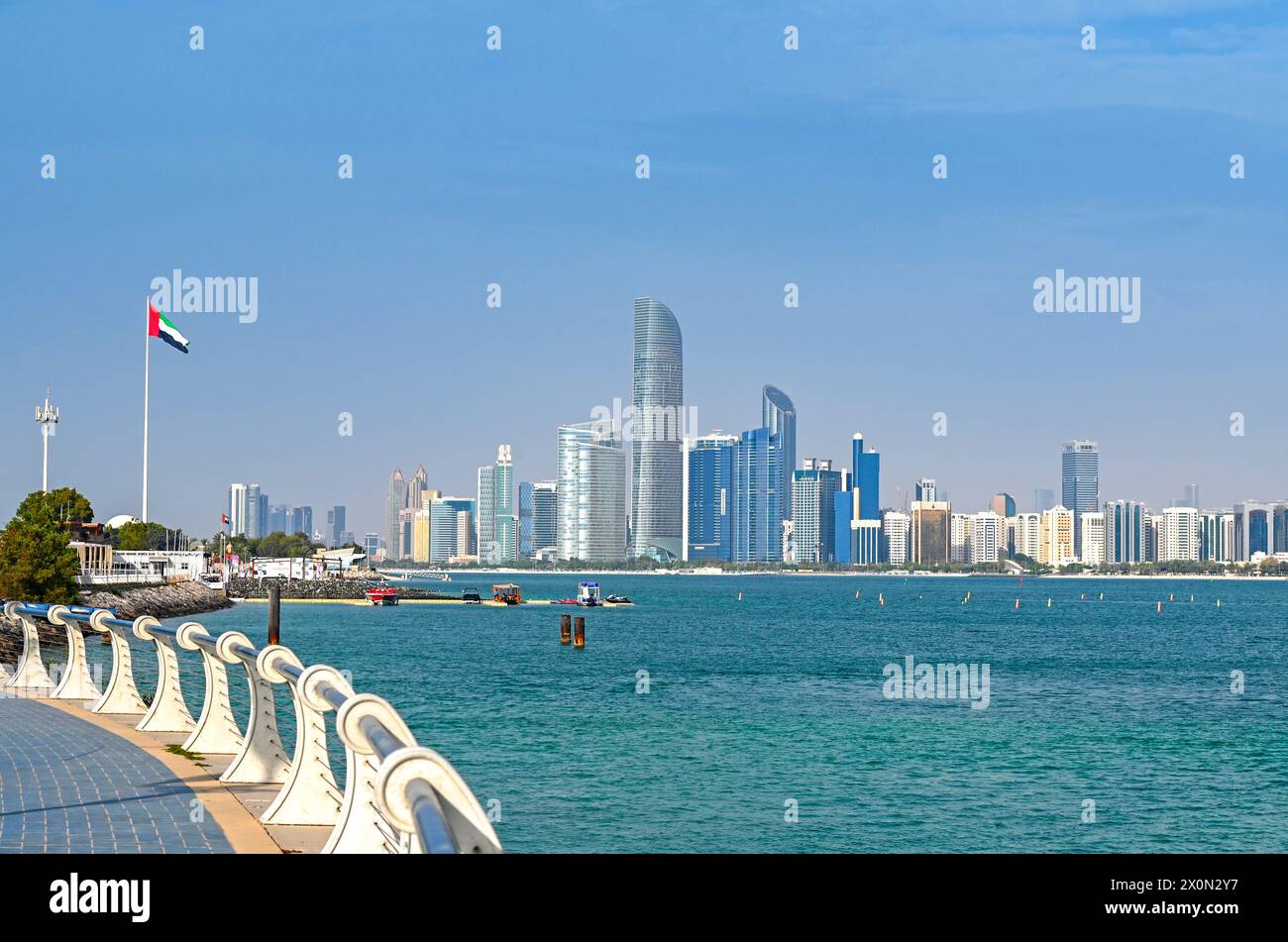 Panoramablick auf Abu Dhabi Stadt mit Meer, Wolkenkratzer von der Uferpromenade Corniche in den Vereinigten Arabischen Emiraten Stockfoto