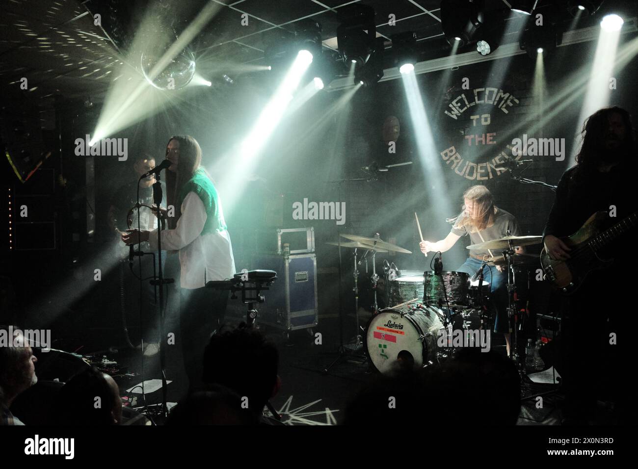 Die Post Punk-Band Dry Cleaning tritt live auf der Bühne im Brudenell Social Club in Leeds, Yorkshire auf. Stockfoto