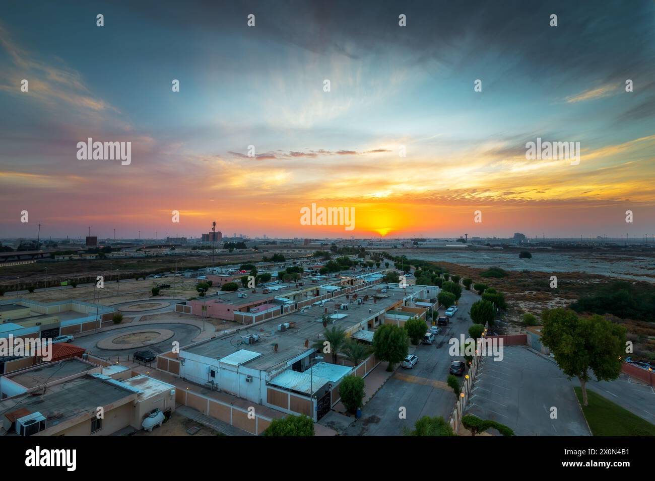 Wunderschöner Sonnenaufgang aus der Luft in Dammam, Saudi-Arabien. Stockfoto