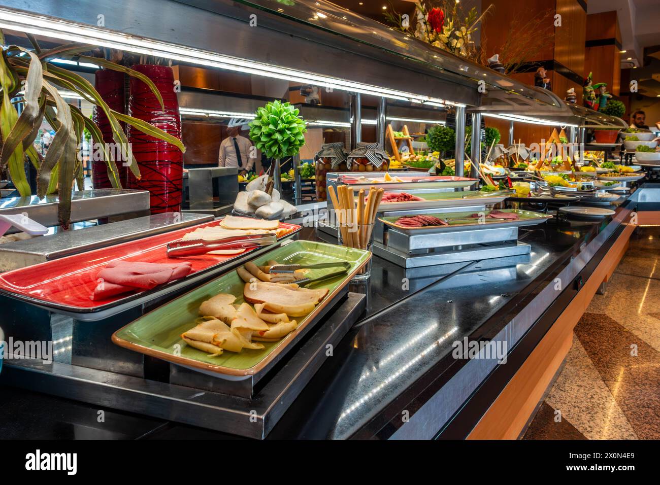 Eine Auswahl an Aufschnitt zum Selbstbedienungsfrühstück in einem All-Inclusive-Hotel. Stockfoto