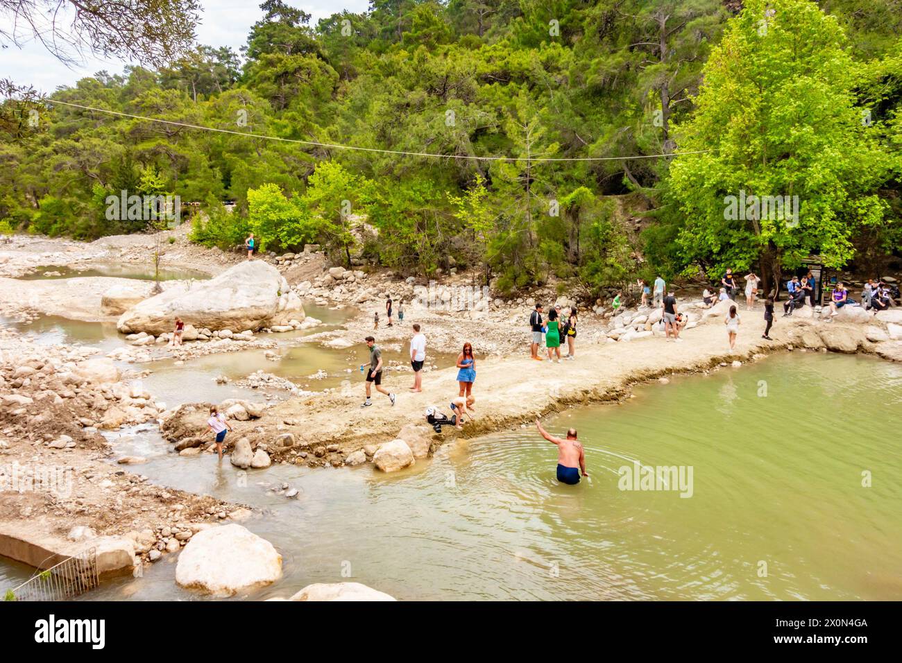 Touristen halten an, um ein Bad in einem künstlichen Pool im Goynuk Canyon in der Nähe von Antalya in der Türkei zu nehmen Stockfoto