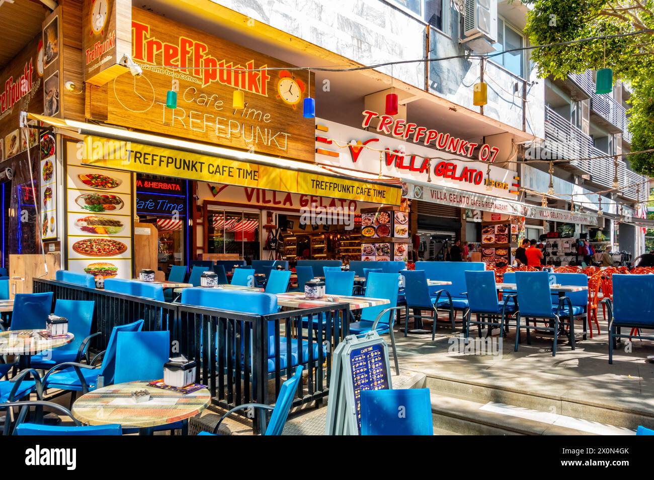 Ein Café in Antalya, Türkei, bietet Speisen im Freien. Bild hier in der Nebensaison Stockfoto