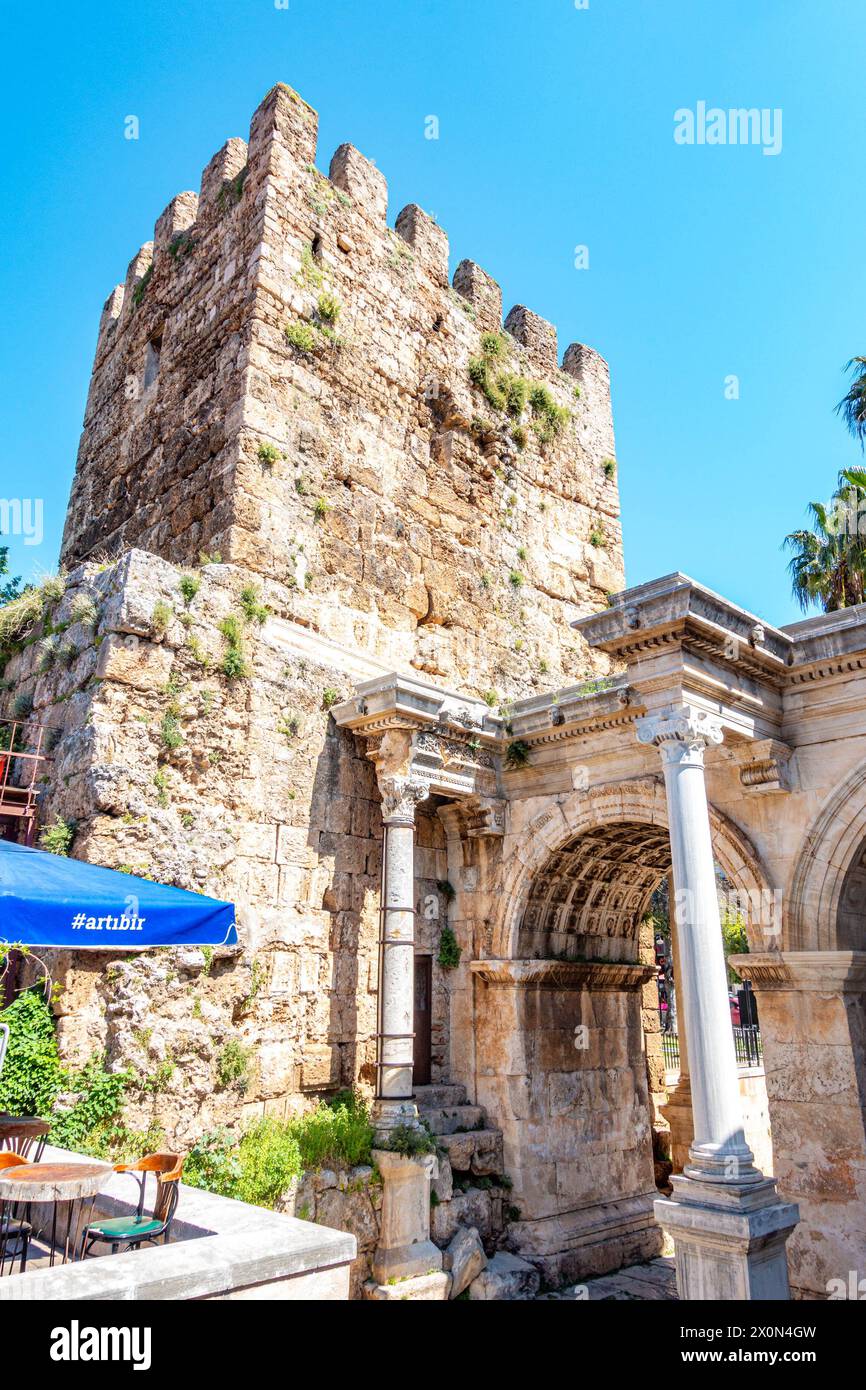 Das Hadrians Tor, das ursprünglich für den römischen Kaiser Hadrian erbaut wurde, verbindet sich mit den älteren Steinmauern in Antalya, Türkei, Stockfoto