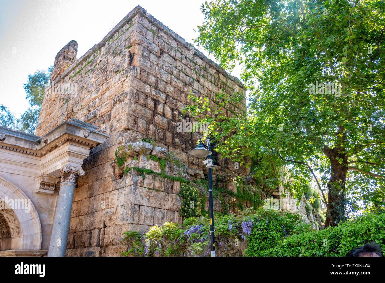 Das Hadrians Tor, das ursprünglich für den römischen Kaiser Hadrian erbaut wurde, verbindet sich mit den älteren Steinmauern in Antalya, Türkei, Stockfoto