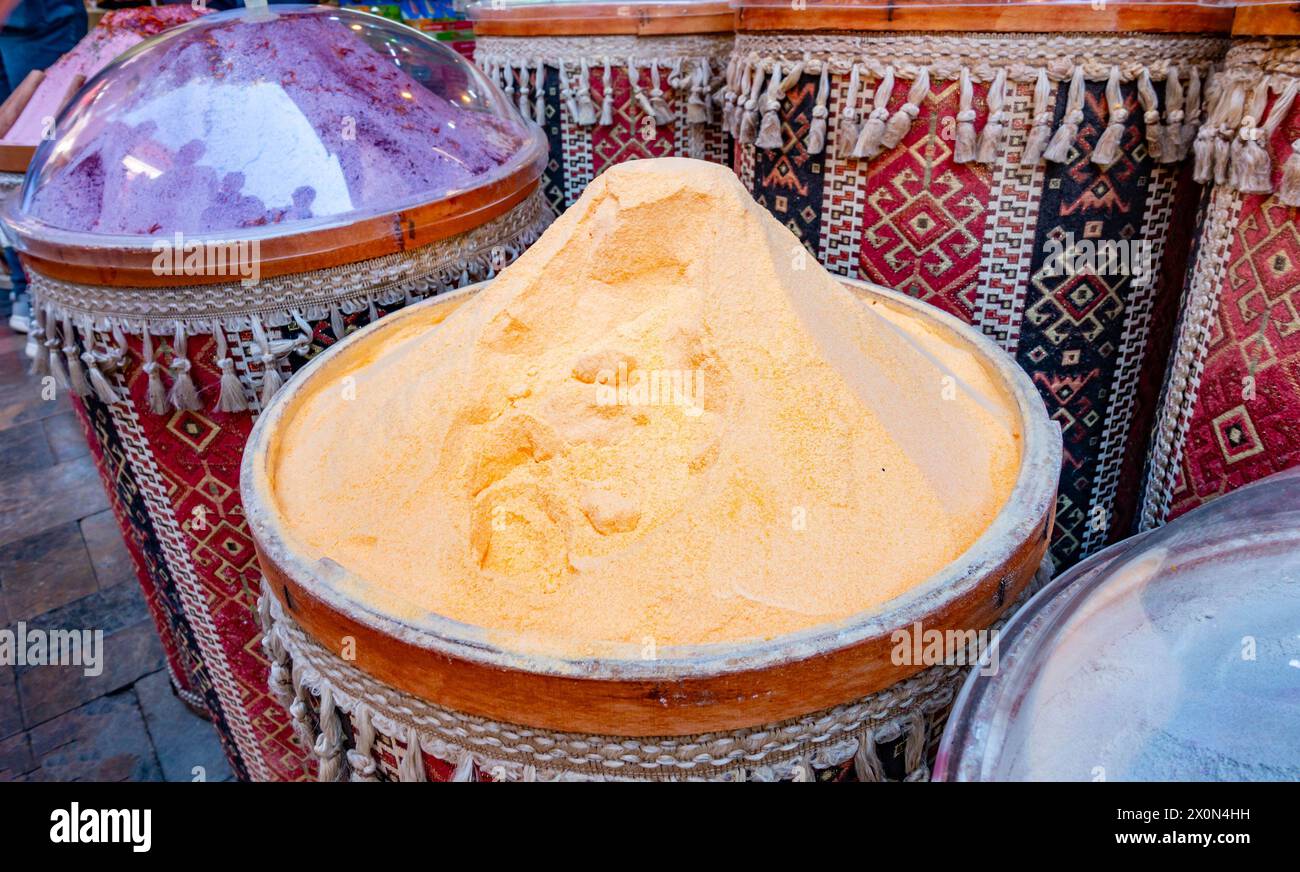 Turksisch aromatisierte Obst- und Kräutertees in Pulverform in einem Geschäft oder Basar in Antalya, Türkei Stockfoto