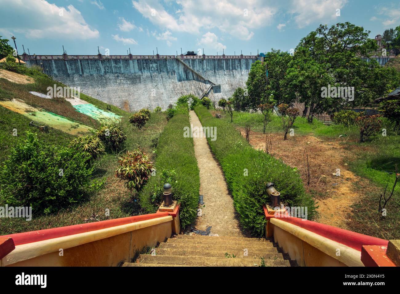 Der Neyyar Dam Shutter ist ein Staudamm am Neyyar River im Thiruvananthapuram District Kerala. Stockfoto