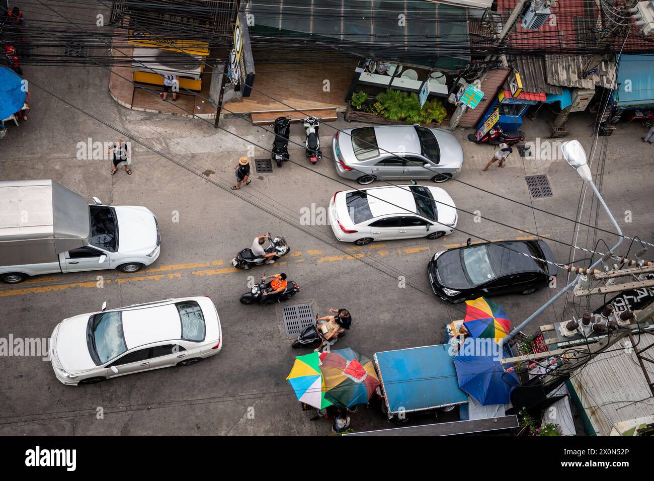 Ariel drehte mit Blick auf Soi Buakhao, eine Hauptstraße im Norden von Pattaya City, Thailand, die Taxis, Fahrräder, Autos und Baht-Busse zeigt. Stockfoto