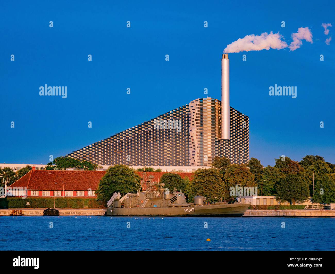 Königliches dänisches Marinemuseum und HDMS Sehested mit rauchendem Kühlturm des Waste-to-Energy-Kraftwerks CopenHill im Hintergrund Stockfoto