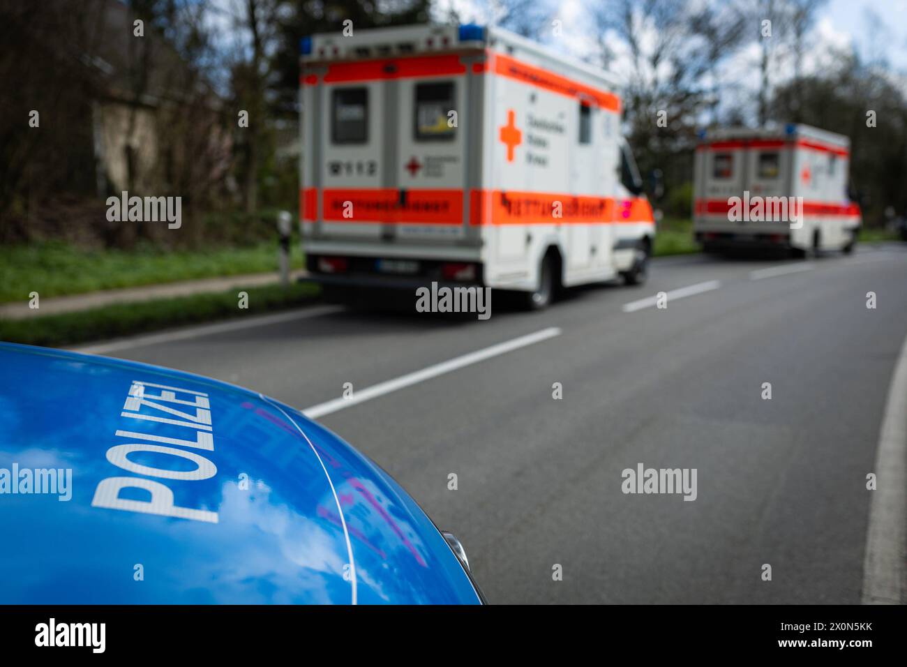 Melle, Deutschland 23. März 2024: Im Bild: Ein Einsatzfahrzeug, Streifenwagen, der Polizei steht mit Blaulicht und Schriftzug als Straßensperre auf einer Landstraße, im Vordergrund sieht man zwei RTW, Rettungswagen an der Unfallstelle stehen. Landkreis Osnabrück Niedersachsen *** Melle, Deutschland 23. März 2024 auf dem Bild steht ein Rettungsfahrzeug, Patrouillenwagen, der Polizei mit blauen Lichtern und Schriftzeichen als Straßensperre auf einer Landstraße, im Vordergrund sind zwei Krankenwagen zu sehen, Krankenwagen am Unfallort Osnabrück Niedersachsen Copyright: xFotostandx/x Stockfoto