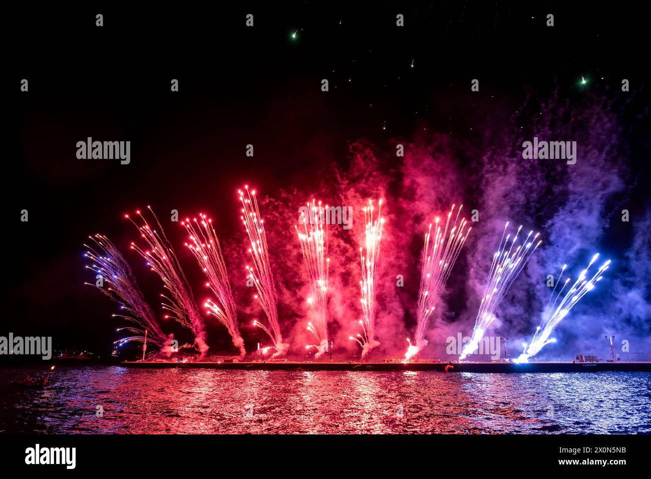 Spektakuläres Feuerwerk während des jährlichen Jahrestages von Armata auf der Insel Spetses, Griechenland, der Darstellung einer Seeschlacht in Spetses von 1822. Stockfoto