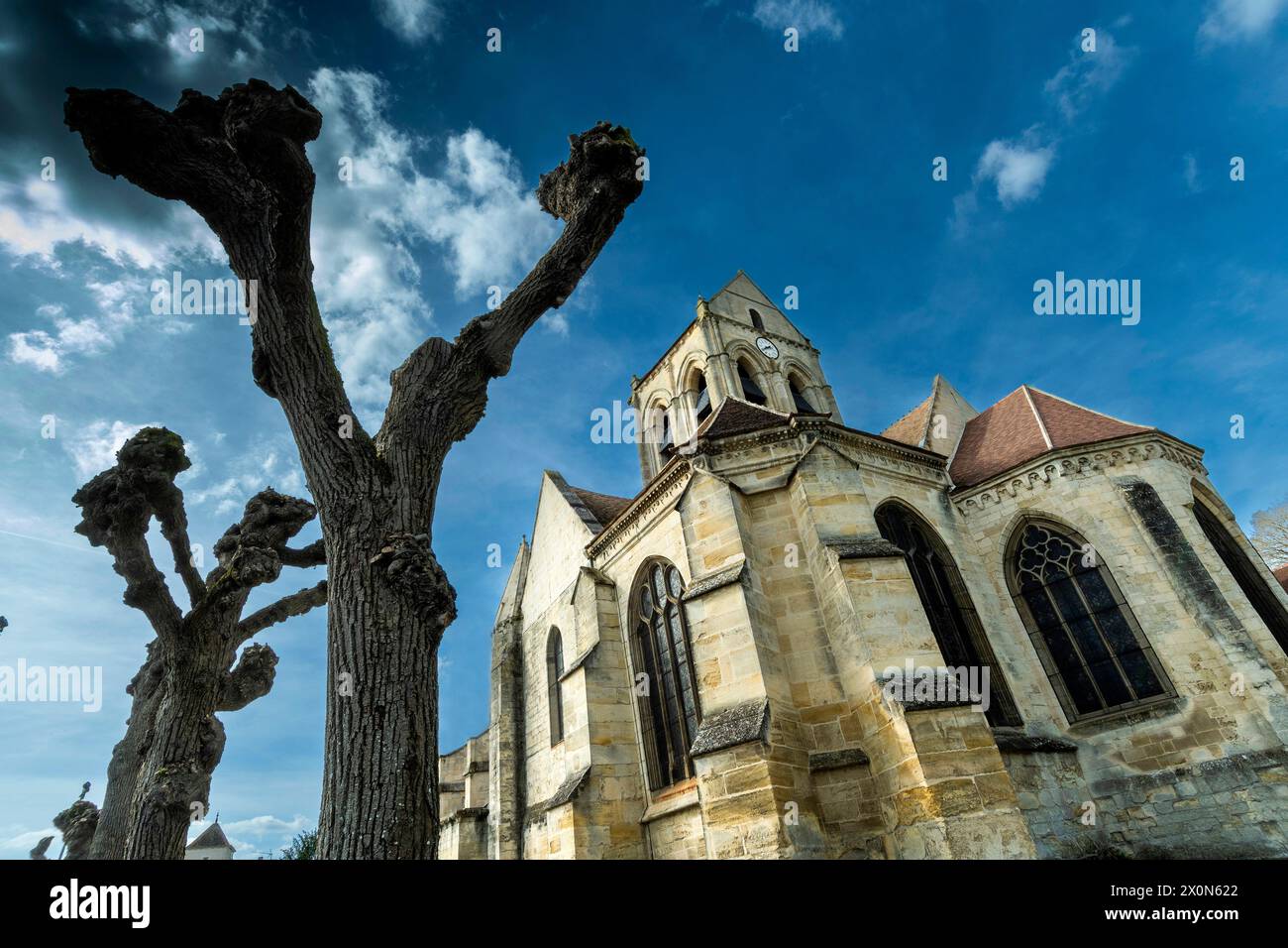 Auvers-sur-Oise. Kirche Notre-Dame-de-l'Assomption gemalt von Vincent Van Gogh. Departement Val-d'Oise. Ile-de-France. Frankreich. Europa Stockfoto