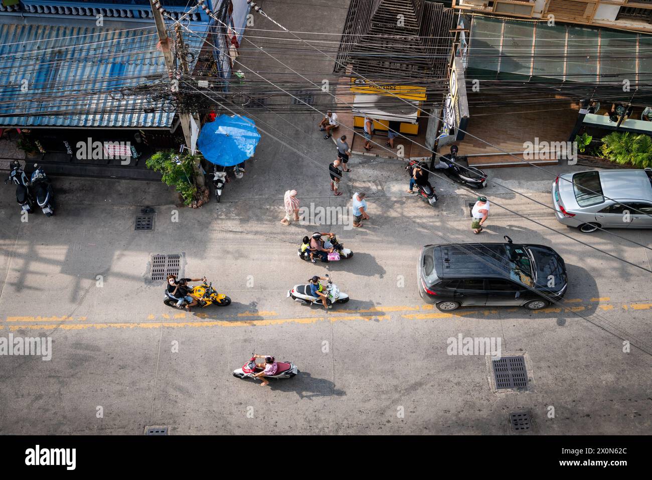 Ariel drehte mit Blick auf Soi Buakhao, eine Hauptstraße im Norden von Pattaya City, Thailand, die Taxis, Fahrräder, Autos und Baht-Busse zeigt. Stockfoto