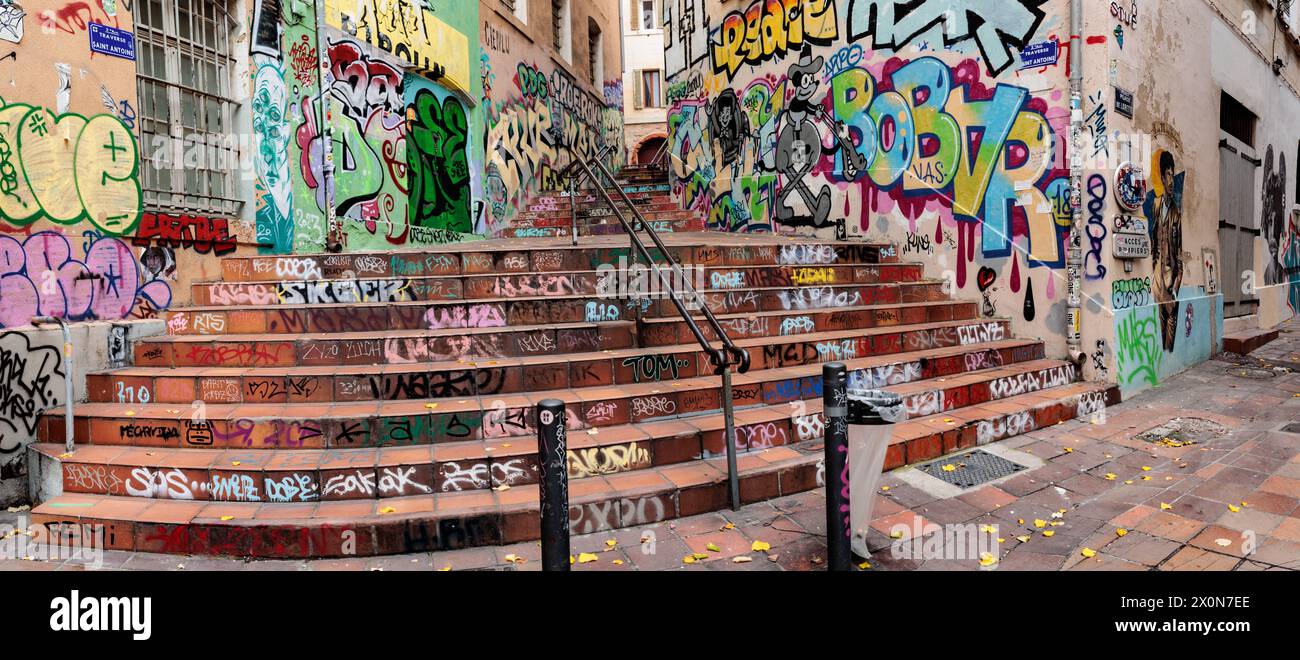 Farbenfrohe Graffiti auf den Straßen der Altstadt von Marseille, Frankreich Stockfoto