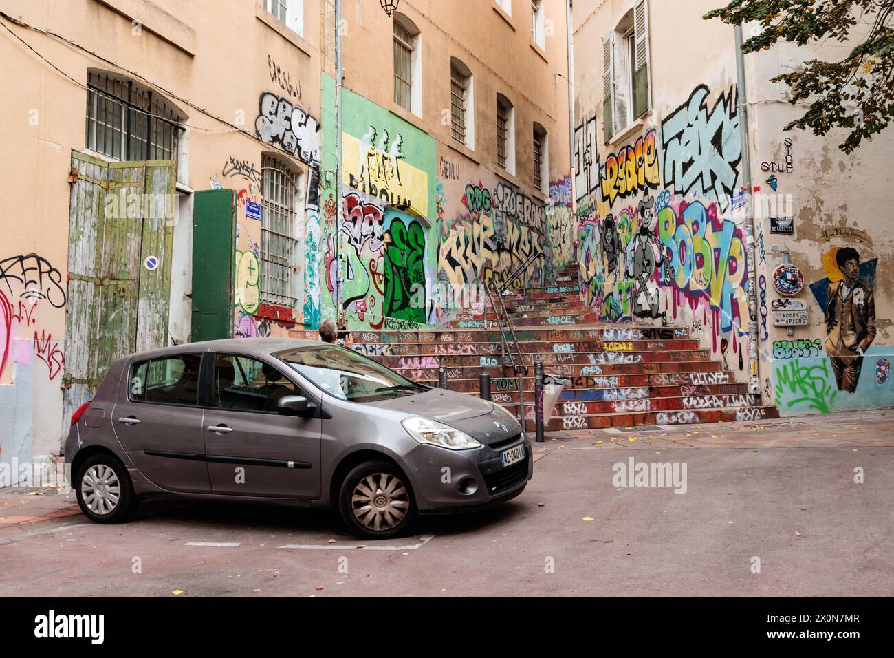 Farbenfrohe Graffiti auf den Straßen der Altstadt von Marseille, Frankreich Stockfoto