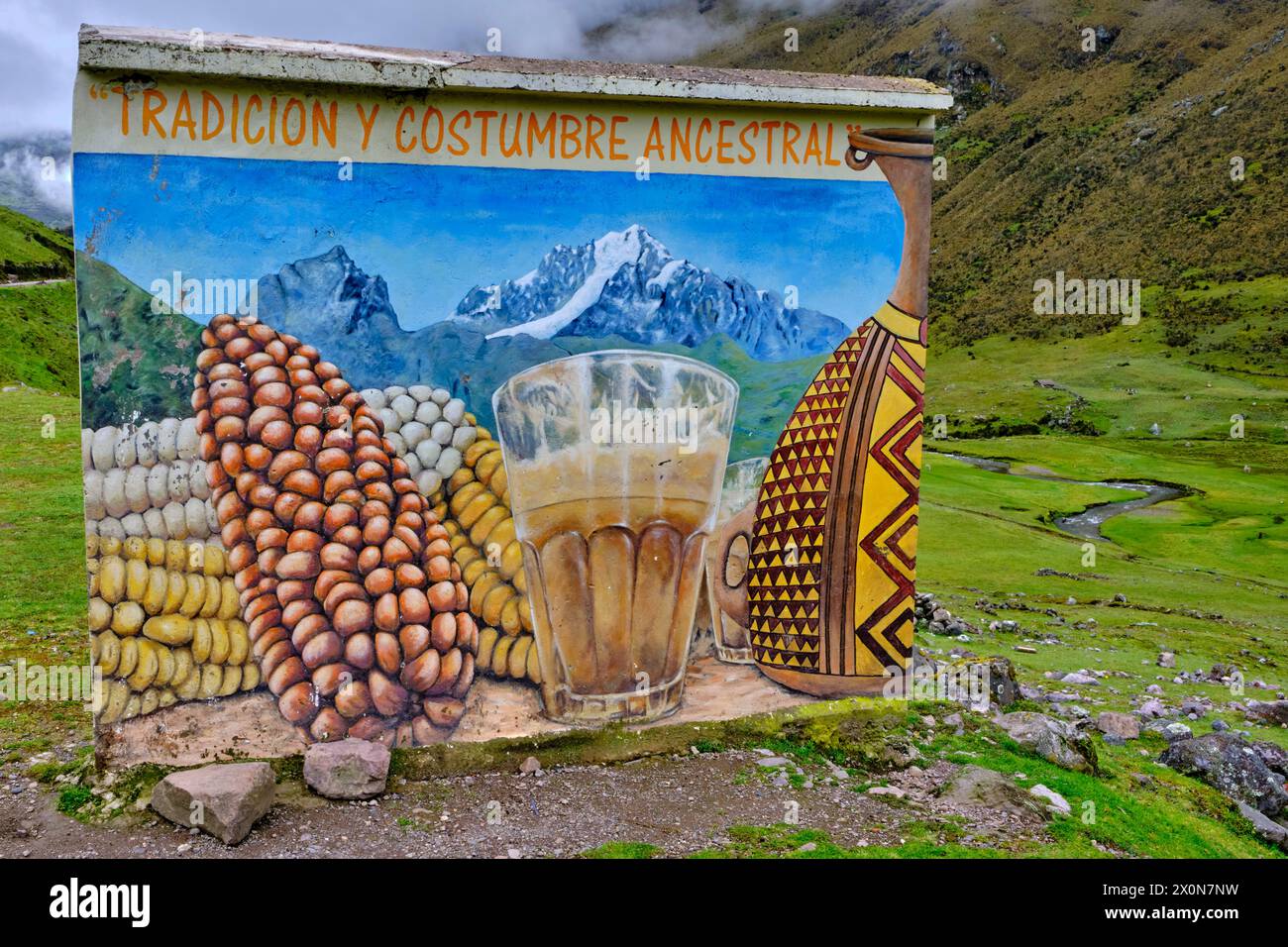 Peru, Provinz Cuzco, Heiliges Tal der Inkas, Wandgemälde am Straßenrand Stockfoto