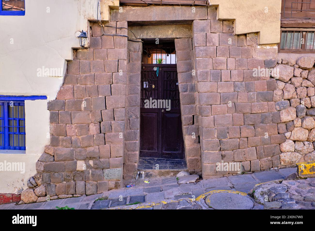 Peru, Provinz Cuzco, Cuzco, gelistet als UNESCO-Weltkulturerbe, antike Steintür in einer Stadtstraße Stockfoto