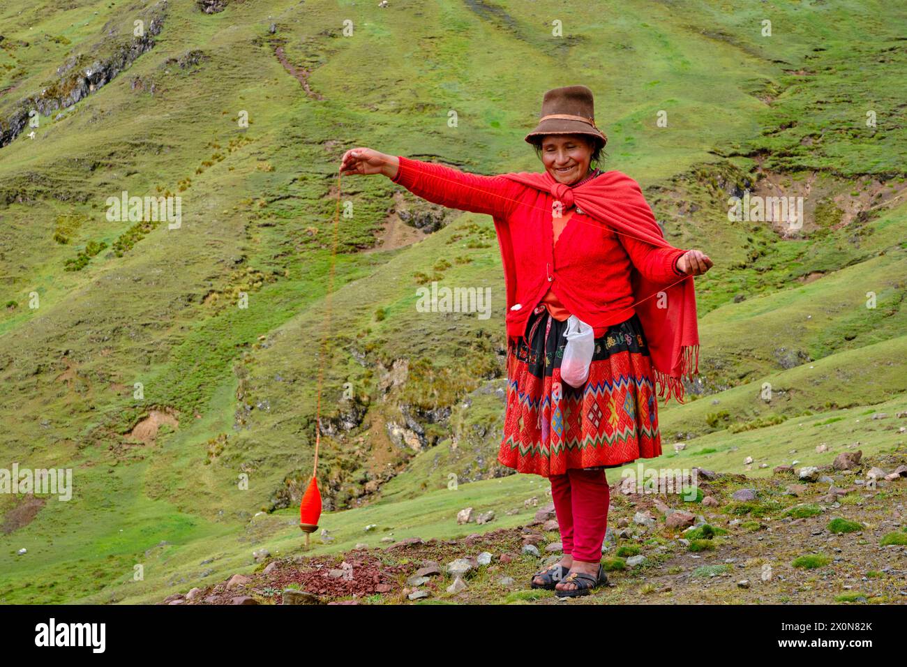 Peru, Provinz Cuzco, das Heilige Tal der Inkas, Andengemeinden, Quechua-Frau, die Wolle spinnt Stockfoto