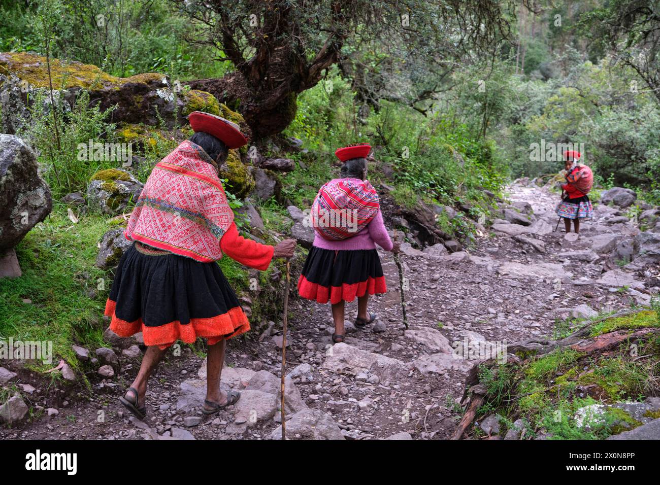 Peru, Provinz Cuzco, das Heilige Tal der Inkas, eine Gruppe von Frauen, die in ihr Dorf gehen Stockfoto