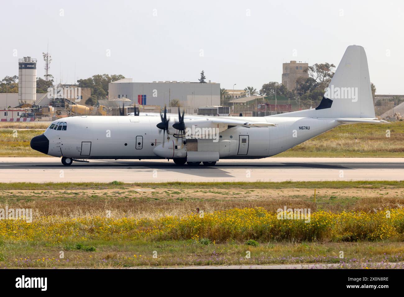 Pallas Aviation Lockheed Martin LM-100J Hercules (L-382) (Reg.: N67AU) nach der Landung auf der Seitenwindbahn 13. Stockfoto