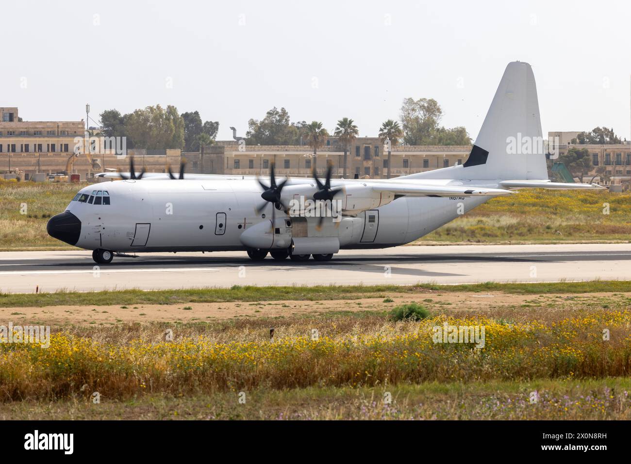 Pallas Aviation Lockheed Martin LM-100J Hercules (L-382) (Reg.: N67AU) nach der Landung auf der Seitenwindbahn 13. Stockfoto