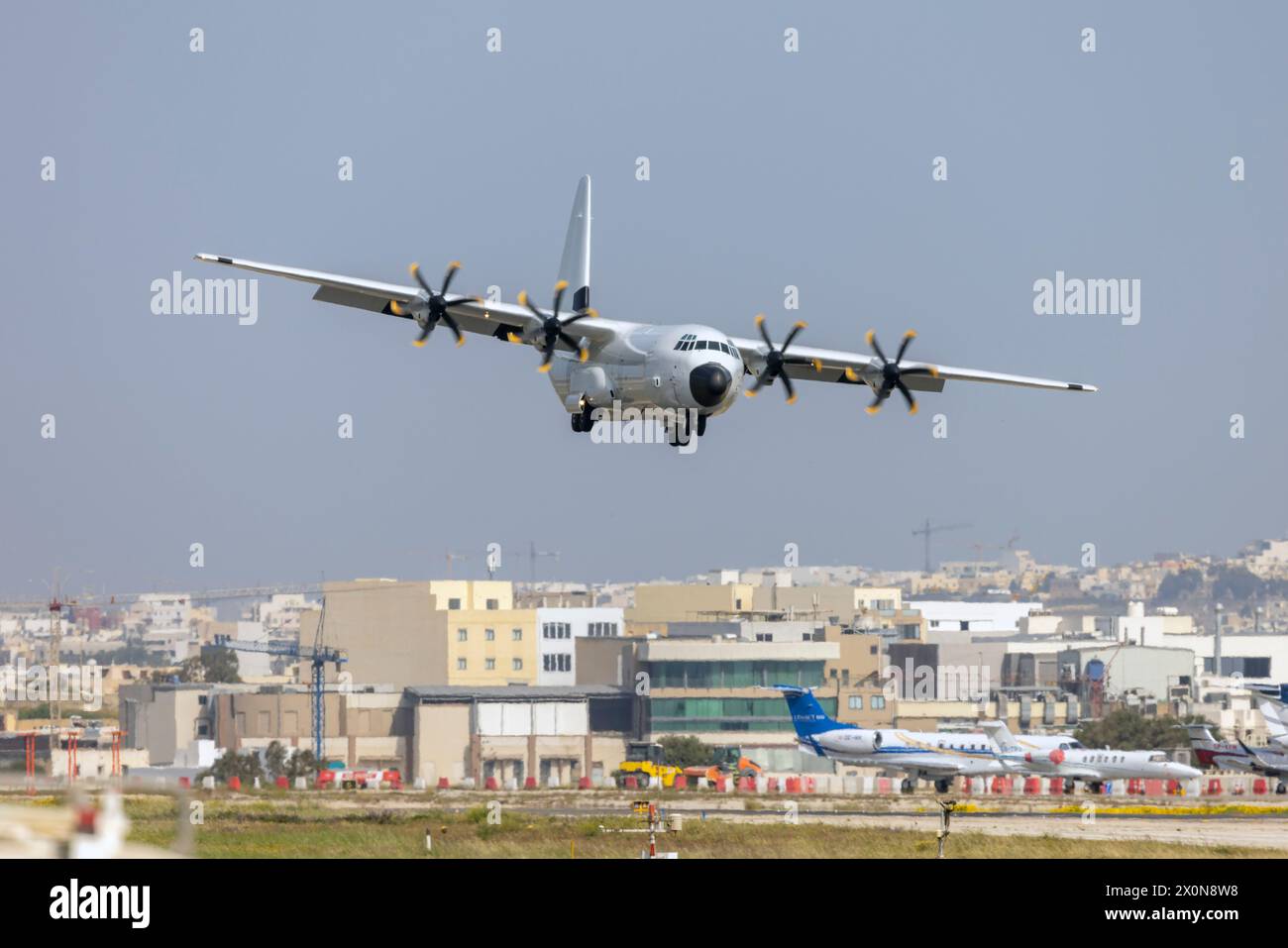 Pallas Aviation Lockheed Martin LM-100J Hercules (L-382) (Reg.: N67AU) landet auf der Seitenwind-Landebahn 13. Stockfoto