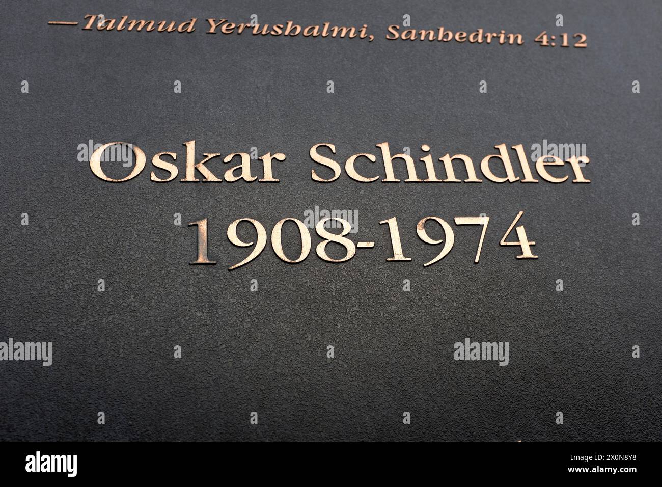 Gedenktafel für den deutschen Industriellen und Nazi-Parteimitglied Oskar Schindler an der Wand der ehemaligen Schindler-Emailfabrik in Krakau, Polen Stockfoto