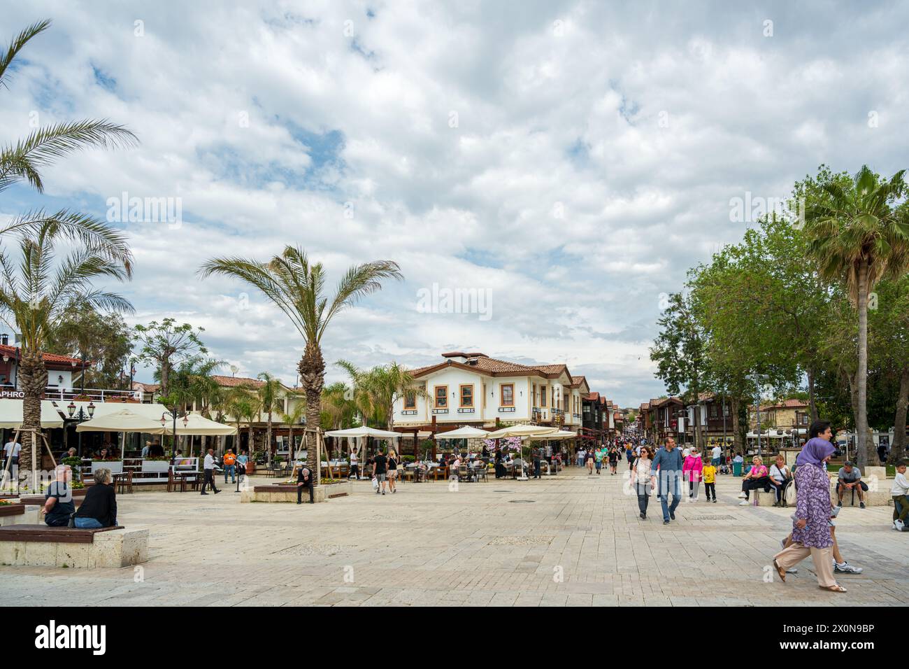 Side, Manavgat, Türkei – 9. April 2024: Der Stadtplatz der Stadt Side, die eine antike Stadt enthält, im Manavgat-Viertel von Antalya Stockfoto