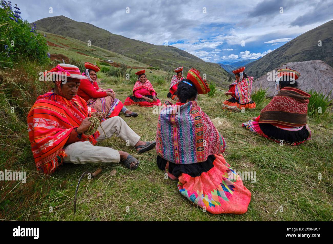 Peru, Provinz Cuzco, Heiliges Tal der Inkas, quechua Gemeinschaft der Anden, Frauen, die Strohseile weben Stockfoto