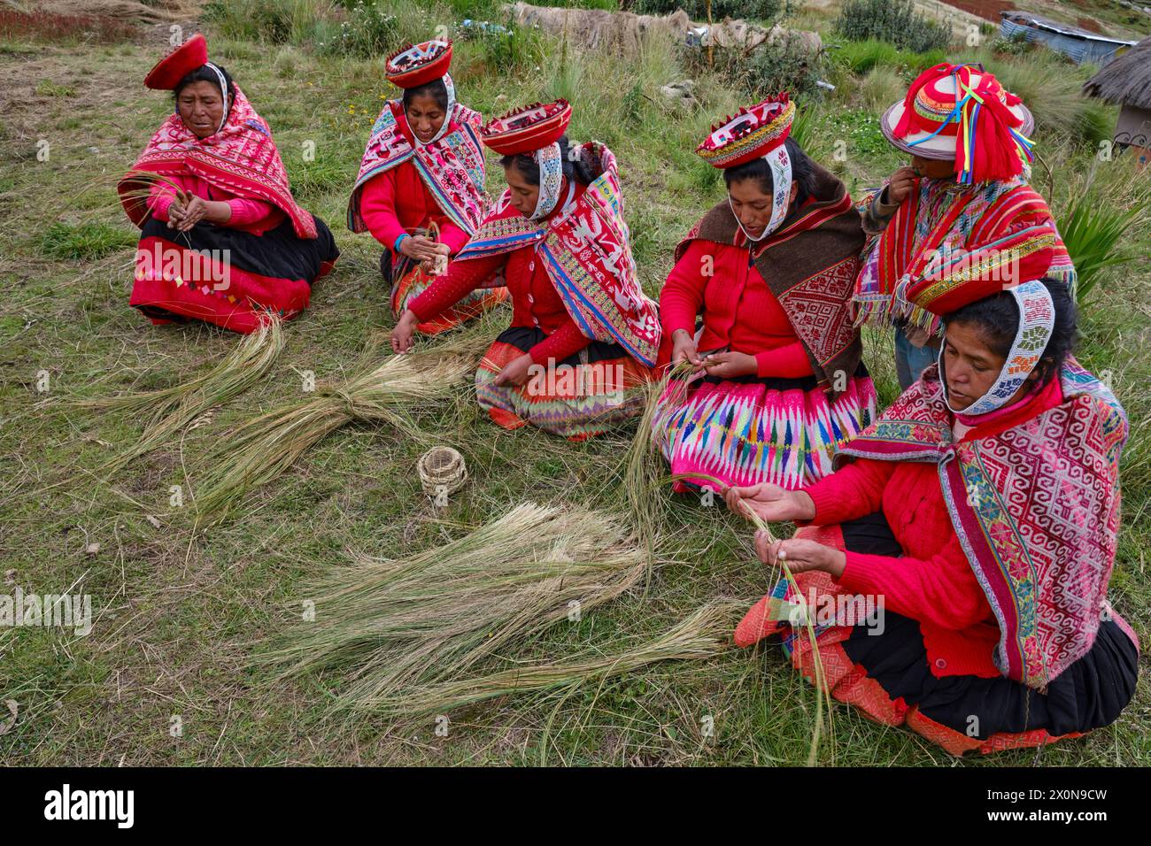 Peru, Provinz Cuzco, Heiliges Tal der Inkas, quechua Gemeinschaft der Anden, Frauen, die Strohseile weben Stockfoto