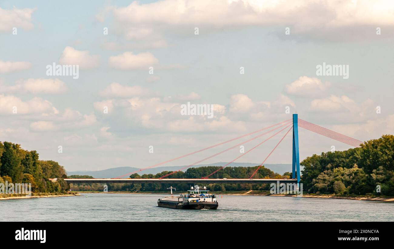 Blick auf den Rhein flussabwärts mit Schiffen und Autobahnbrücke im Hintergrund, bei Speyer, Rheinland-Pfalz, Deutschland Stockfoto