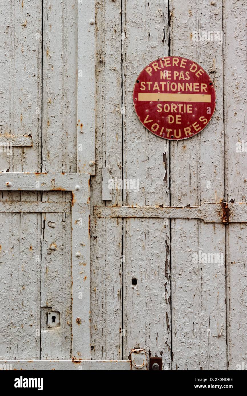 Kein Parkschild an einer Holztür, Marseille, Frankreich Stockfoto