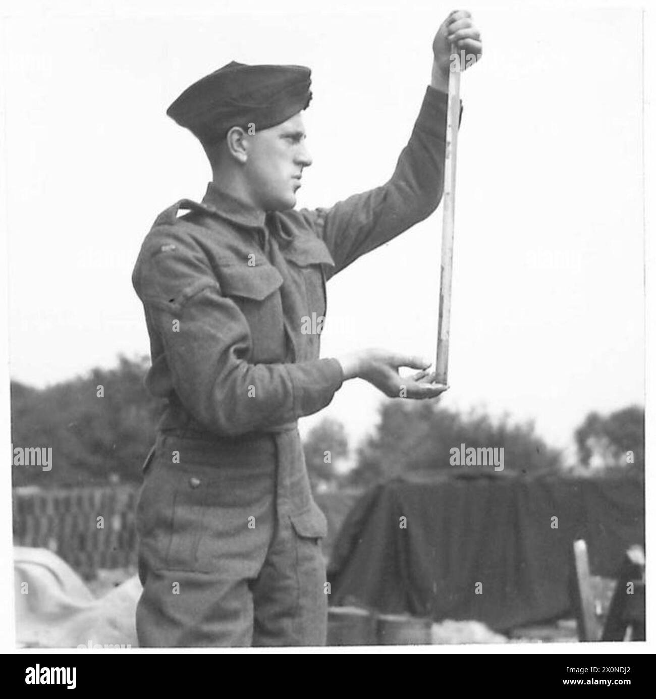 Im Benzindepot Nr. 10 in Carnforth werden Fässer auf Wasserverunreinigung getestet, indem ein versiegeltes Glasrohr eingeführt wird, um Wasser am Boden und Öl am oberen Ende zu messen. Stockfoto