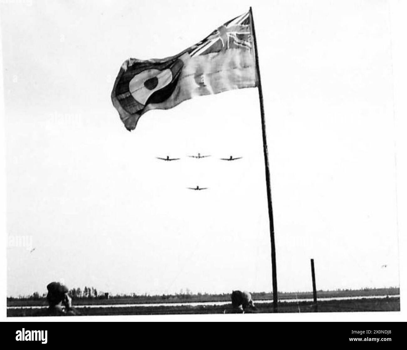 Spitfires von 244 Wing führen während einer D.A.F. Air-Anzeige eine Luftbohrung der Squadron durch. Fotografisches negativ, britische Armee. Stockfoto