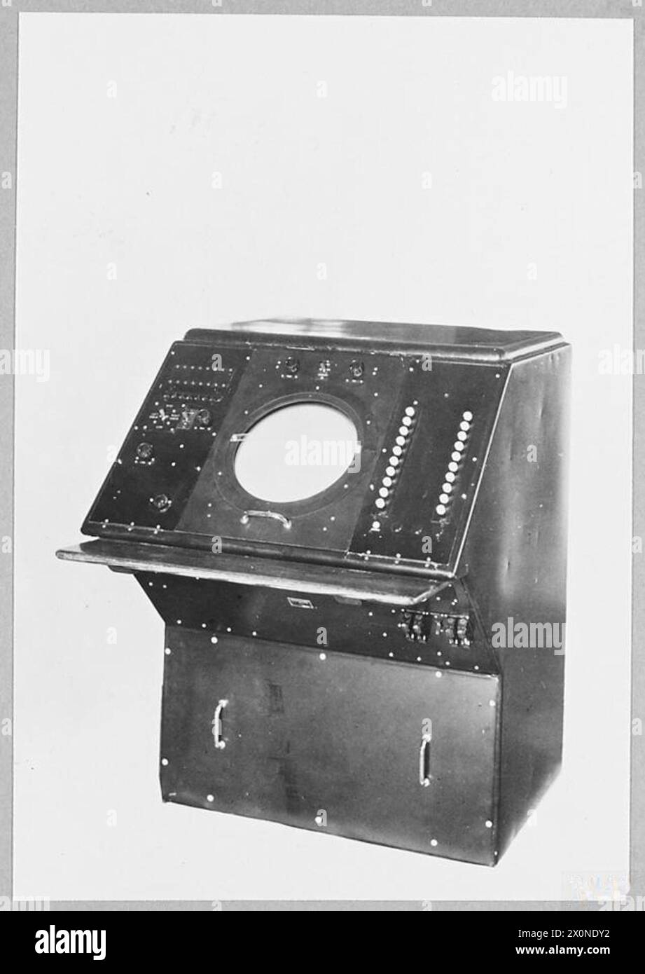 Eine Radar-Abfanghöhe-Finder-Konsole demonstriert den Einsatz von Radiolokation zur Verbesserung von Offensive- und Defensivoperationen in Großbritannien während des Zweiten Weltkriegs Stockfoto