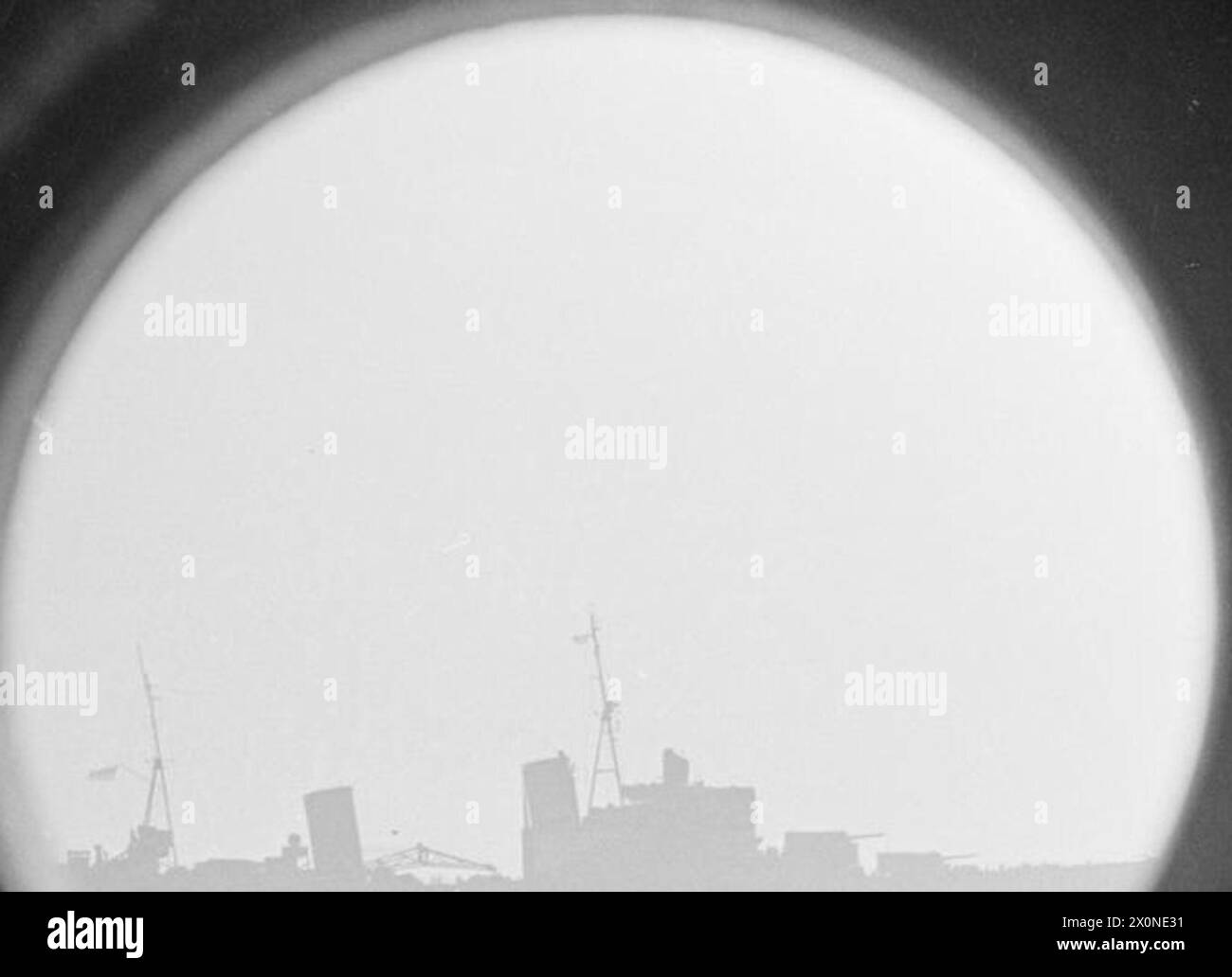 Im Jahr 1940 beobachtete die HMS Kelvin den Kreuzer HMS Southampton vor Anker durch den Hafen und zeigte die Koordination der Marine und die Anwesenheit von Kriegsschiffen. Stockfoto