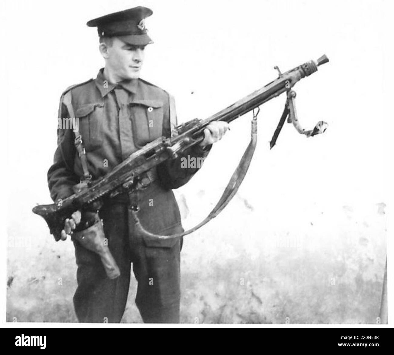 Ein britischer Soldat inspiziert am 3. Januar 1943 während des Tunesienfeldzugs, Teil der 1. Armee-Operationen, ein gefangener deutscher MG 42-Maschinengewehr bei Ain Tunga. Stockfoto