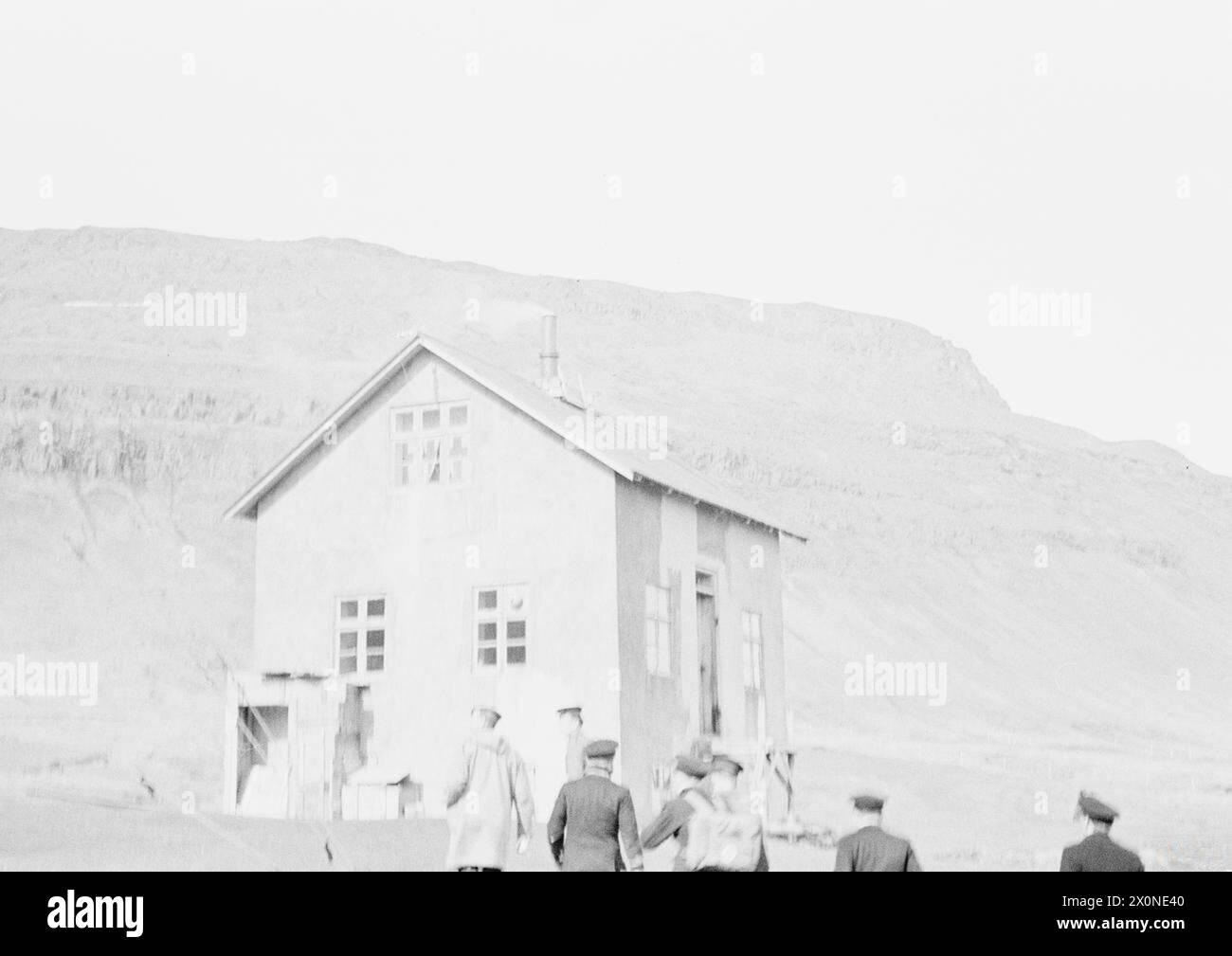 Landungseinheit von HMS Suffolk auf Patrouille vor Island im Mai 1941 nähert sich einem entfernten Aussichtsposten, wo vier Seeleute feindliche Schiffsbewegungen 40 Meilen von der nächsten Siedlung aus überwachen. Stockfoto