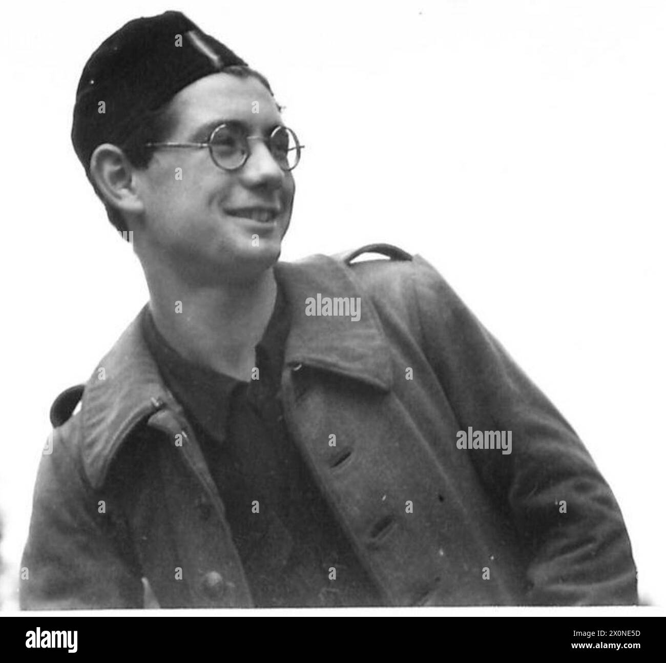 Foto von Roger Pougol, 19, druckt eine kostenlose Zeitung unter der Aufsicht der britischen Armee, 21. Armeegruppe. Stockfoto Foto von Roger Pougol, 19, druckt eine kostenlose Zeitung unter der Aufsicht der britischen Armee, 21. Armeegruppe. Stockfoto