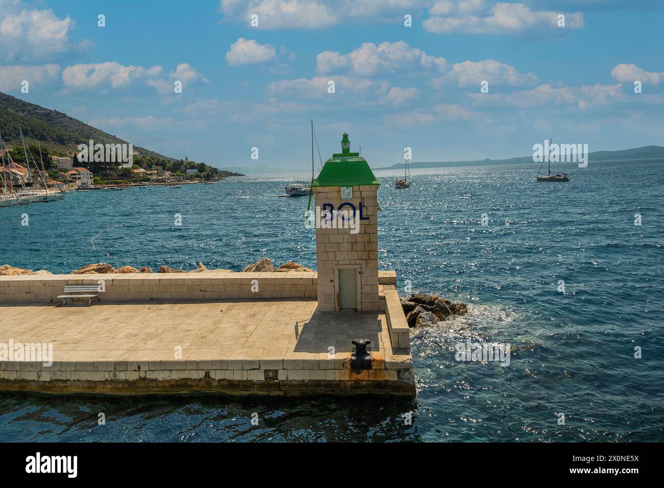 Bol ist eine Stadt auf der kroatischen Insel Brač vor der Küste von Split. Die Strandpromenade führt zum langen Strand Zlatni Rat. Nach Westen. Stockfoto
