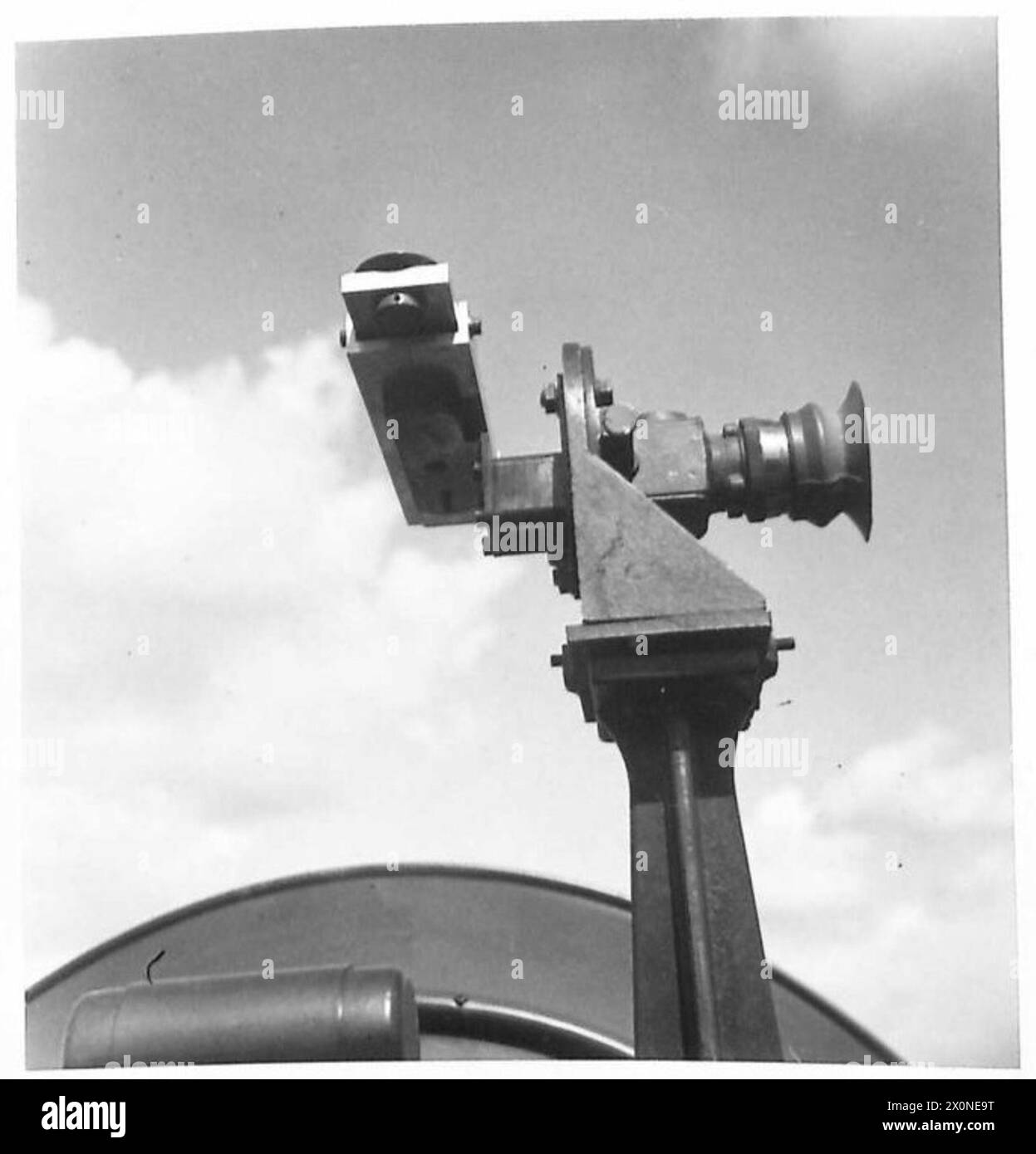 Die Flugabwehrausrüstung in einem Ausbildungszentrum umfasst eine Kamera und eine Halterung zur Aufzeichnung von Radaroperationen. Stockfoto