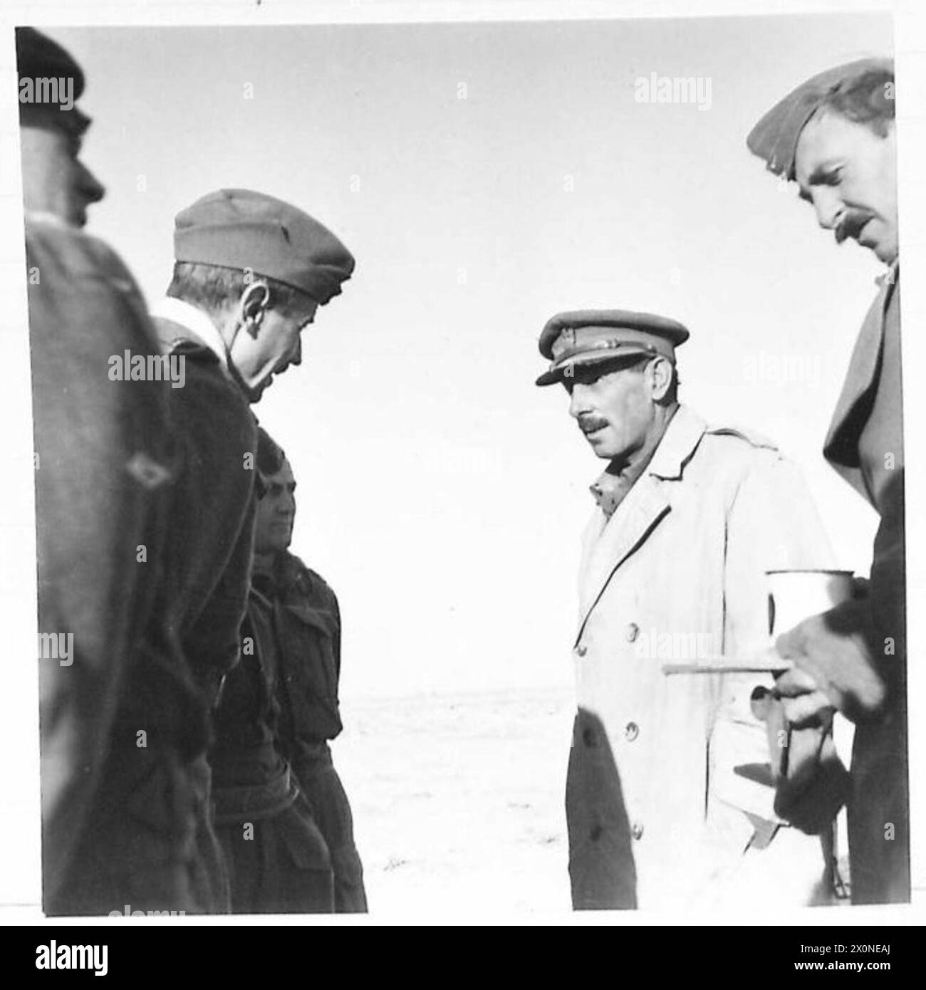 Brigadier Briggs spricht mit Kriegskorrespondenten in El Adem, nachdem er zu britischen Linien zurückgekehrt ist, und dokumentiert die Interaktionen zwischen Militärführung und Presse. Stockfoto