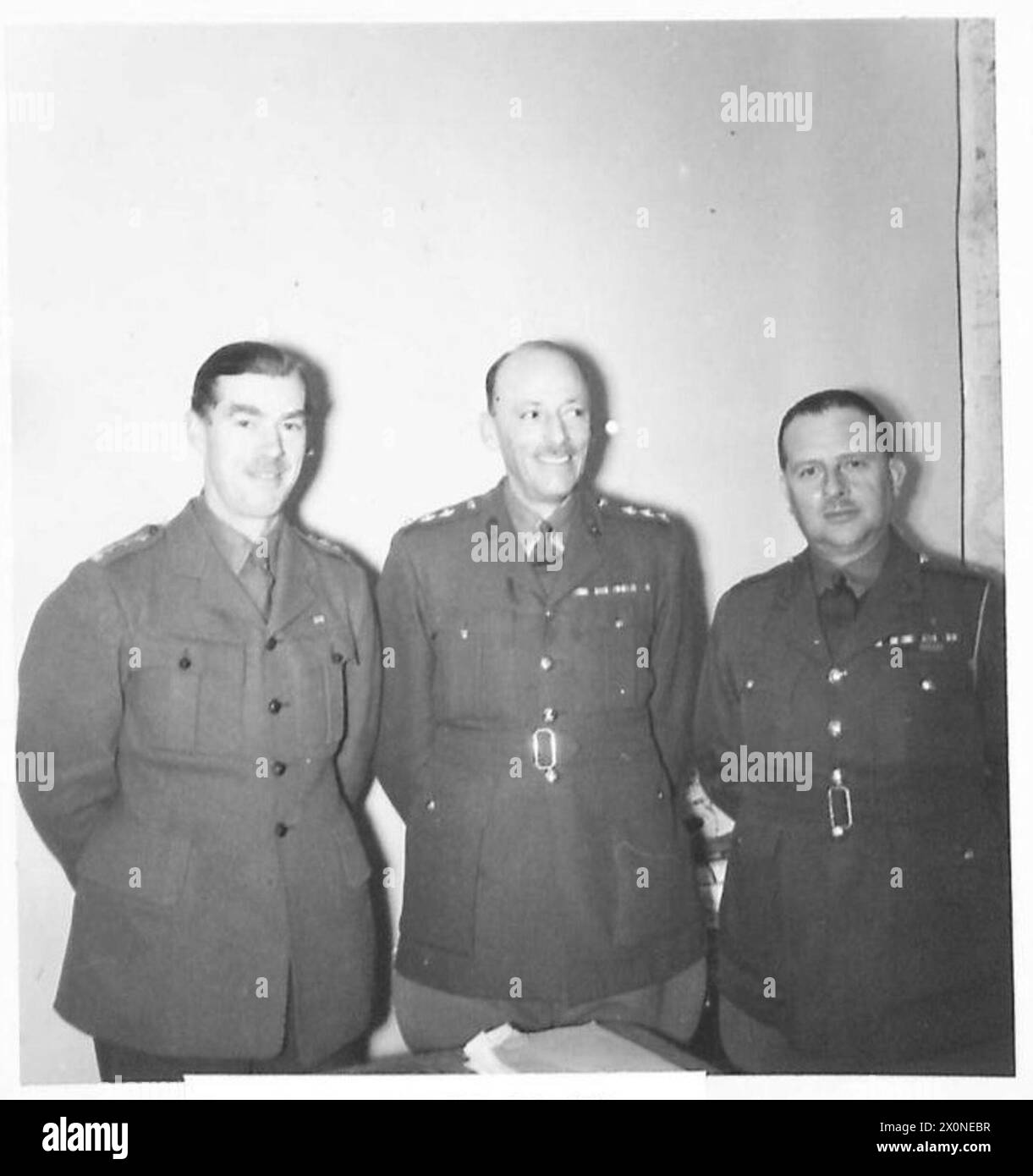 Porträt der Offiziere Captain W. G. Lowndes, Captain Z. B. O'Boyler und Major M. S. Adshead. Fotografisches negativ, britische Armee. Stockfoto